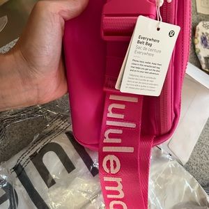 NWT Lululemon EverywhereBelt Bag, sonic pink with Logo on strap